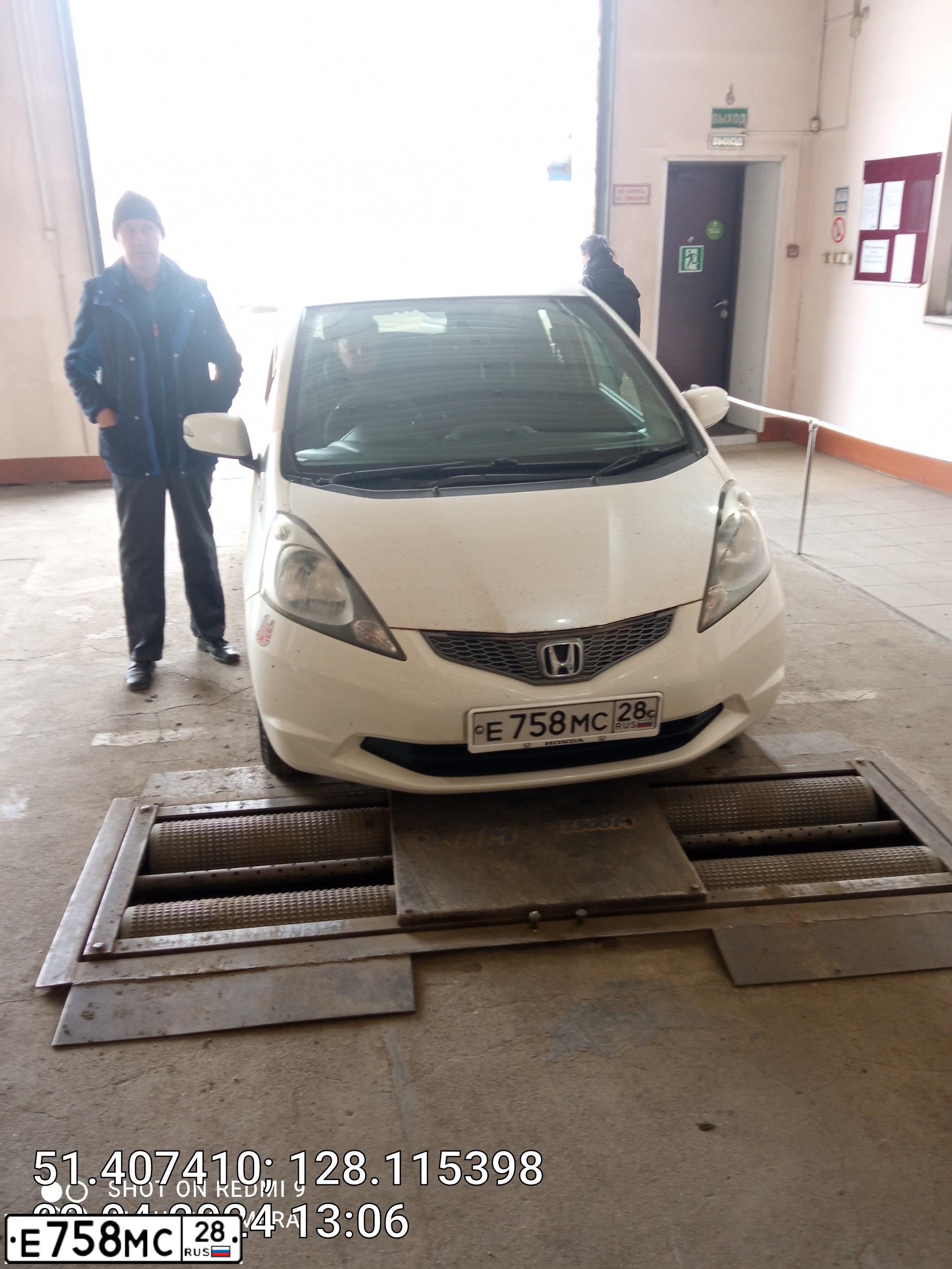 Фото автомобиля HONDA FIT, 2010 — госномер М018НЕ28