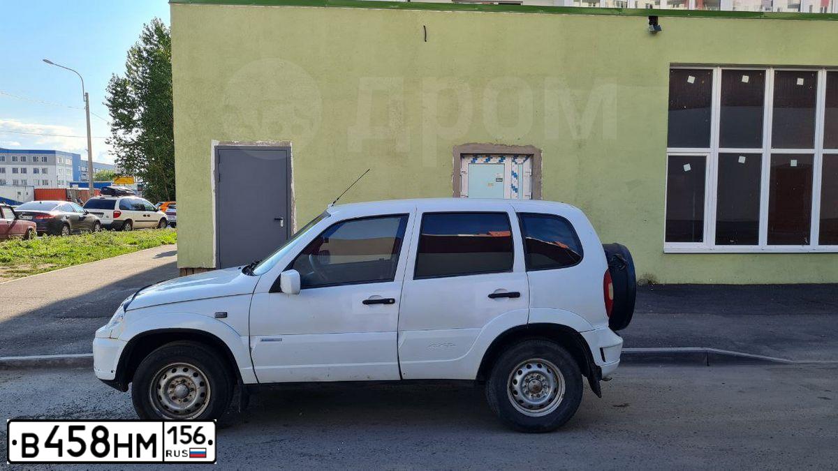 Фото автомобиля CHEVROLET NIVA, 2004 — госномер К586ВМ181. Цвет: ЯРКО - БЕЛЫЙ