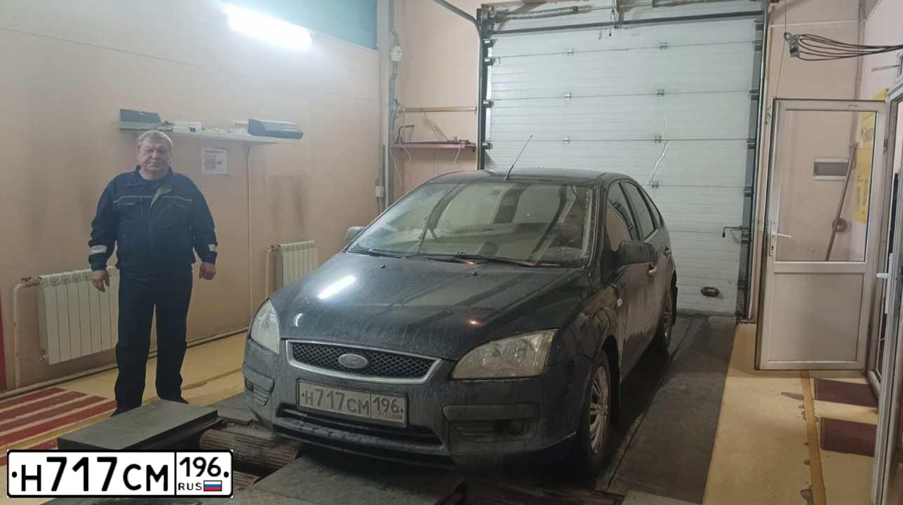 Фото автомобиля FORD FOCUS, 2006 — госномер Н717СМ196. Цвет: ТЕМНО-СИНИЙ