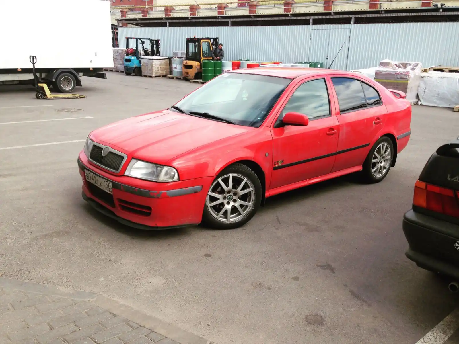 Фото автомобиля SKODA OCTAVIA, 2008 — госномер С790ЕВ68. Цвет: Красный