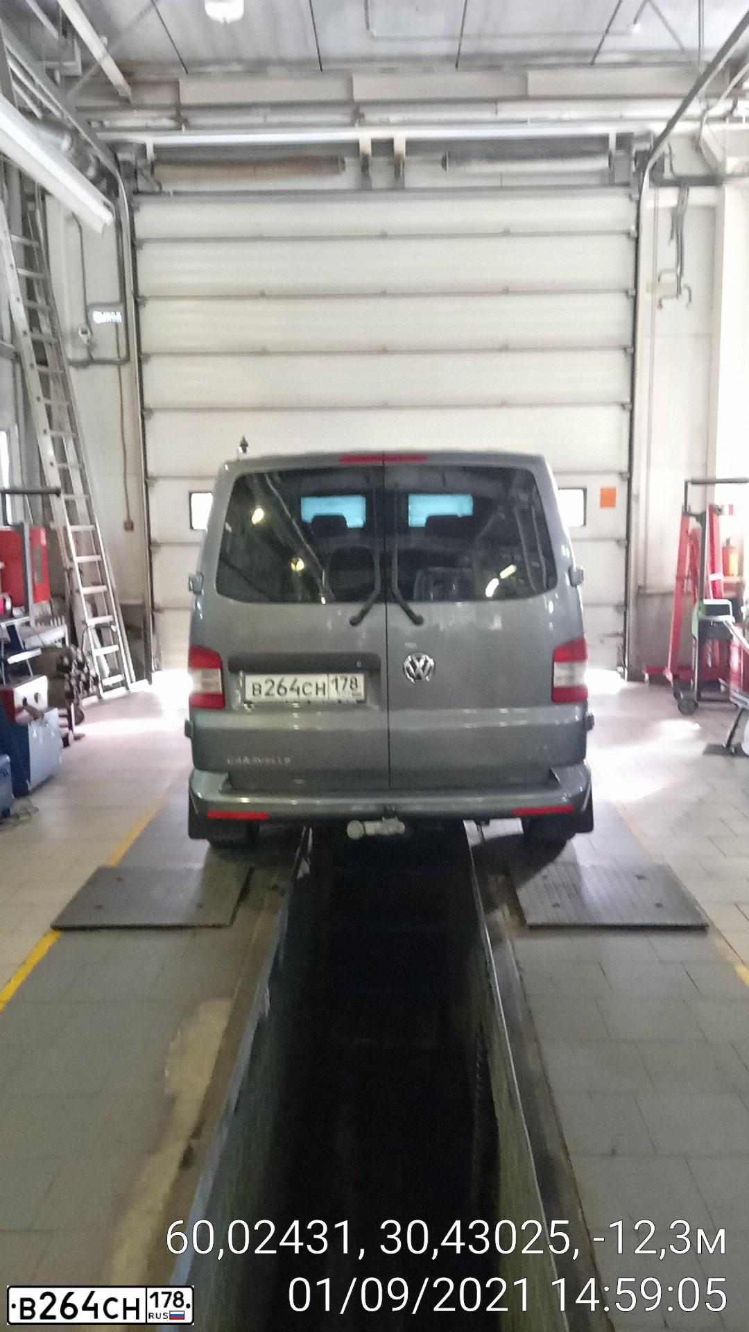Фото автомобиля VOLKSWAGEN CARAVELLE, 2014 — госномер В264СН178. Цвет: СЕРЫЙ