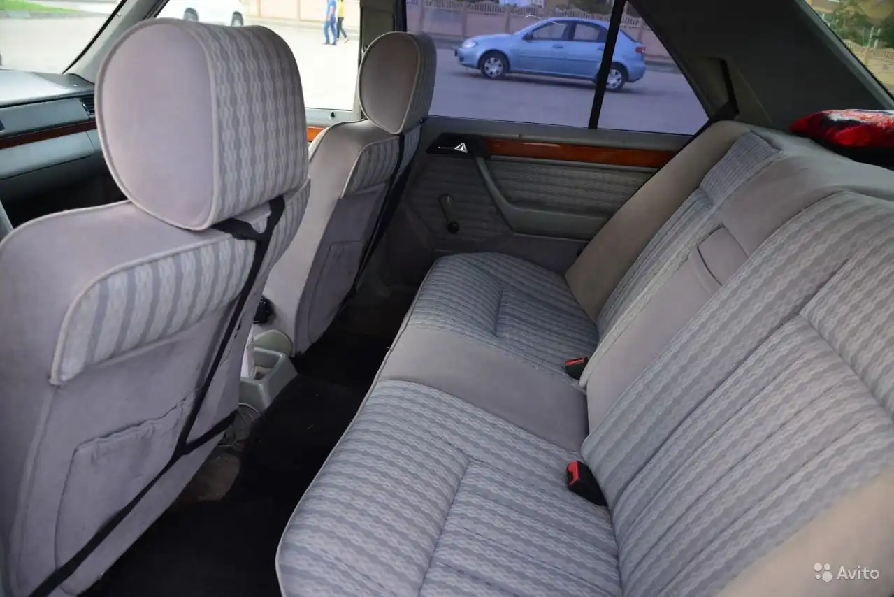 Фото автомобиля MERCEDES E-KLASSE, 1992 — госномер Н124АВ46. Цвет: ЧЕРНЫЙ