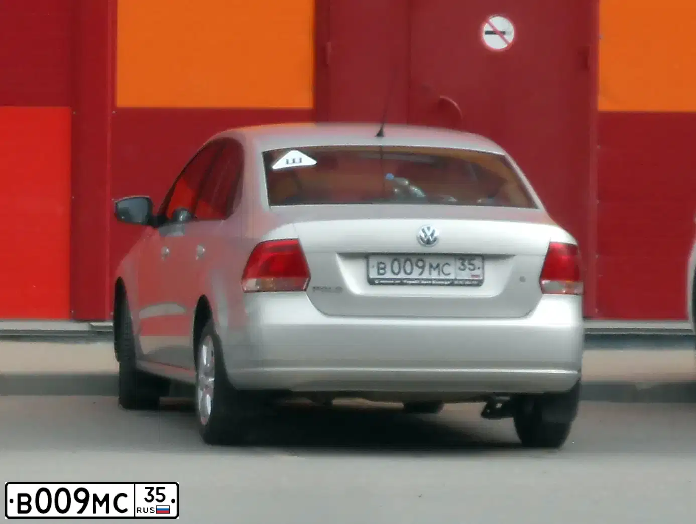 Фото автомобиля VOLKSWAGEN POLO, 2011 — госномер В009МС35. Цвет: Серебристо-Желтый