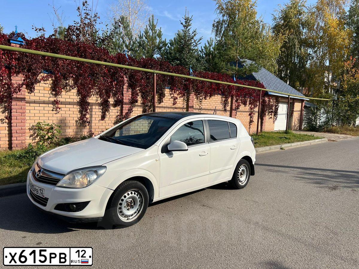 Фото автомобиля OPEL ASTRA, 2012 — госномер Х615РВ12. Цвет: БЕЛЫЙ-ЧЕРНЫЙ