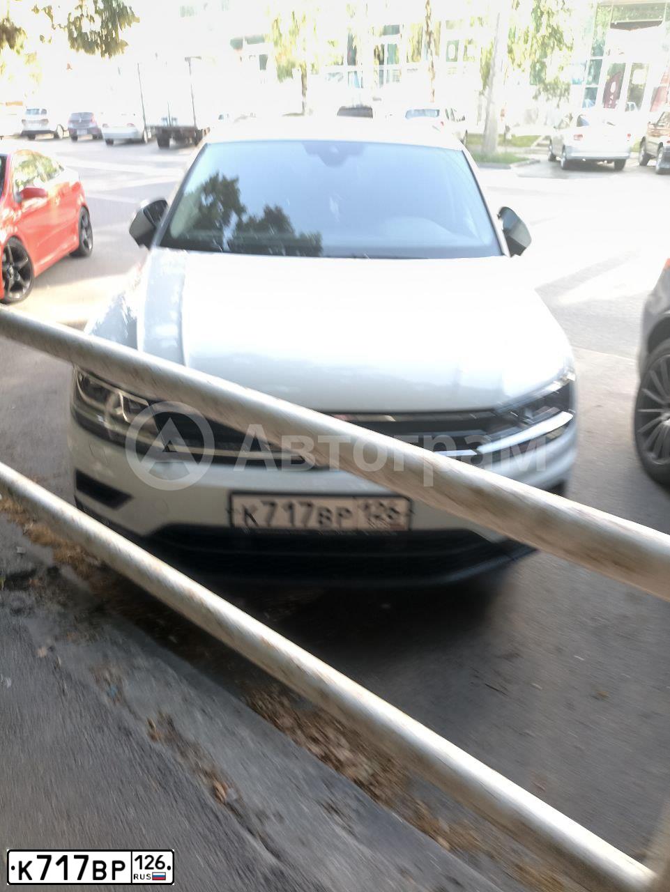 Фото автомобиля VOLKSWAGEN TIGUAN, 2020 — госномер К717ВР126. Цвет: Белый