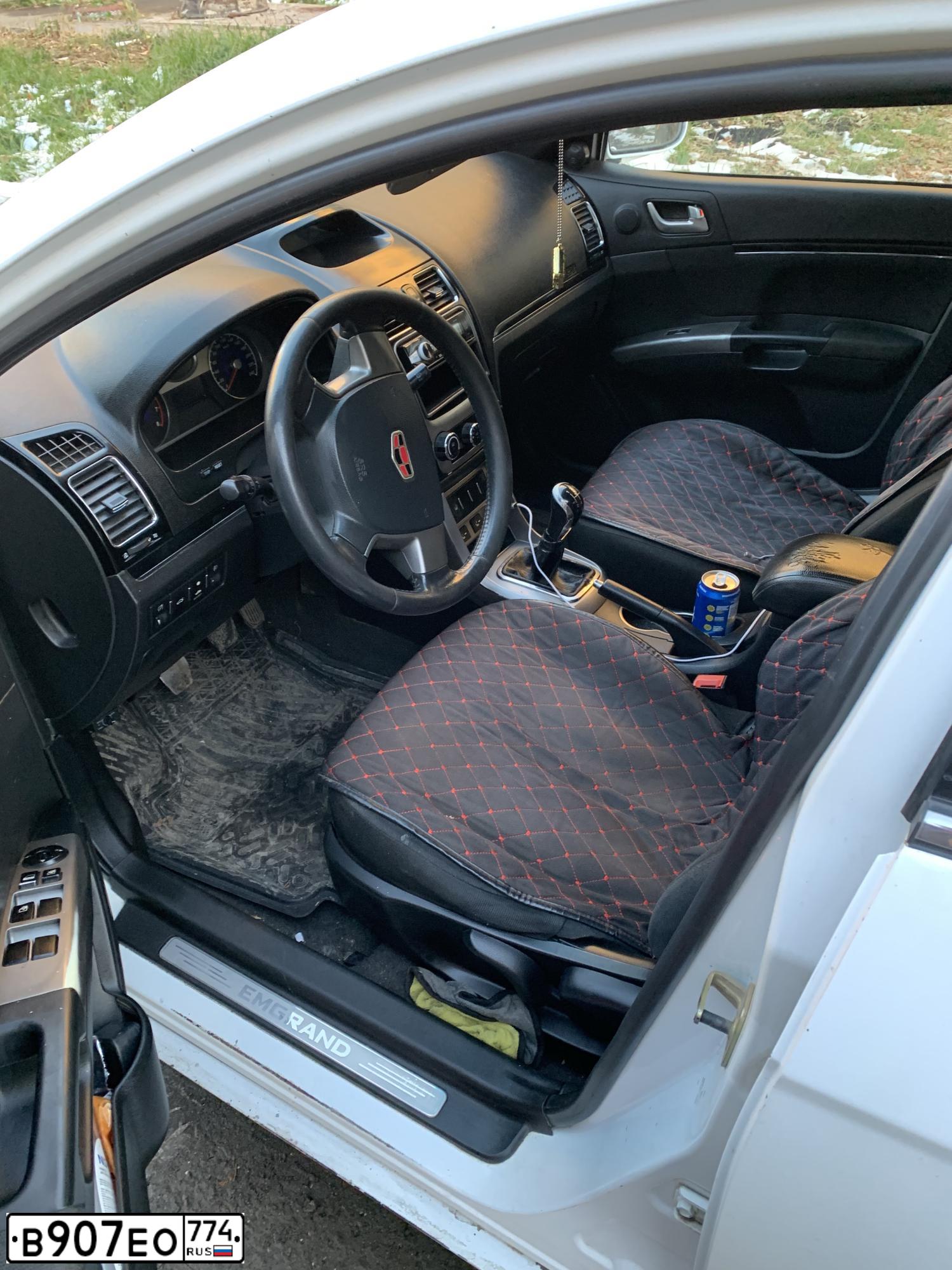 Фото автомобиля GEELY Y EMGRAND, 2013 — госномер В907ЕО774. Цвет: Белый