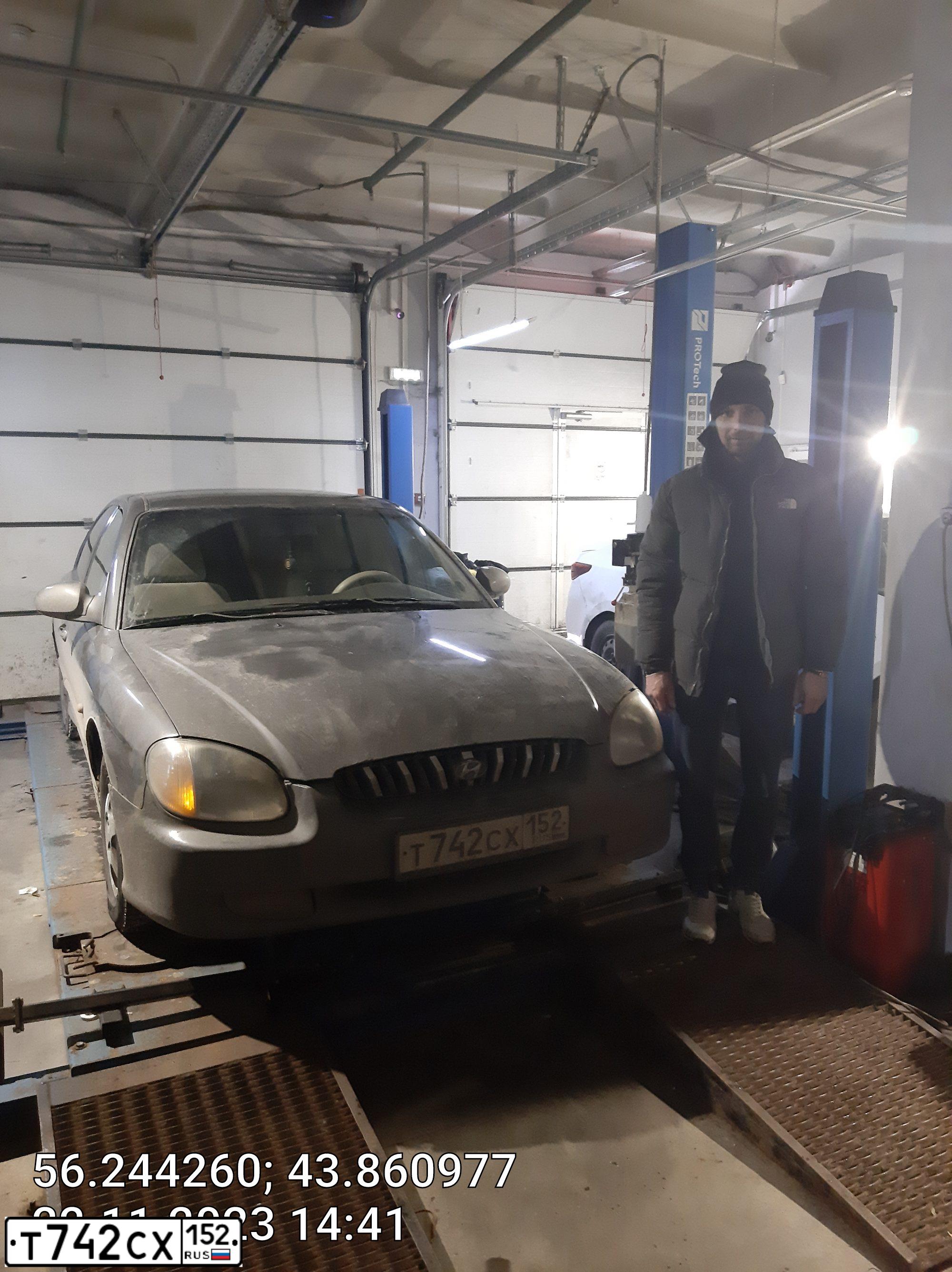 Фото автомобиля HYUNDAI SONATA, 2000 — госномер Т742СХ152. Цвет: СЕРЫЙ