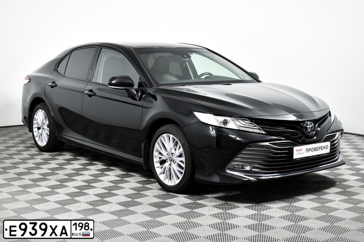 Фото автомобиля TOYOTA CAMRY, 2020 — госномер Е939ХА198. Цвет: БЕЛЫЙ-ЖЕЛТЫЙ-СЕРЫЙ