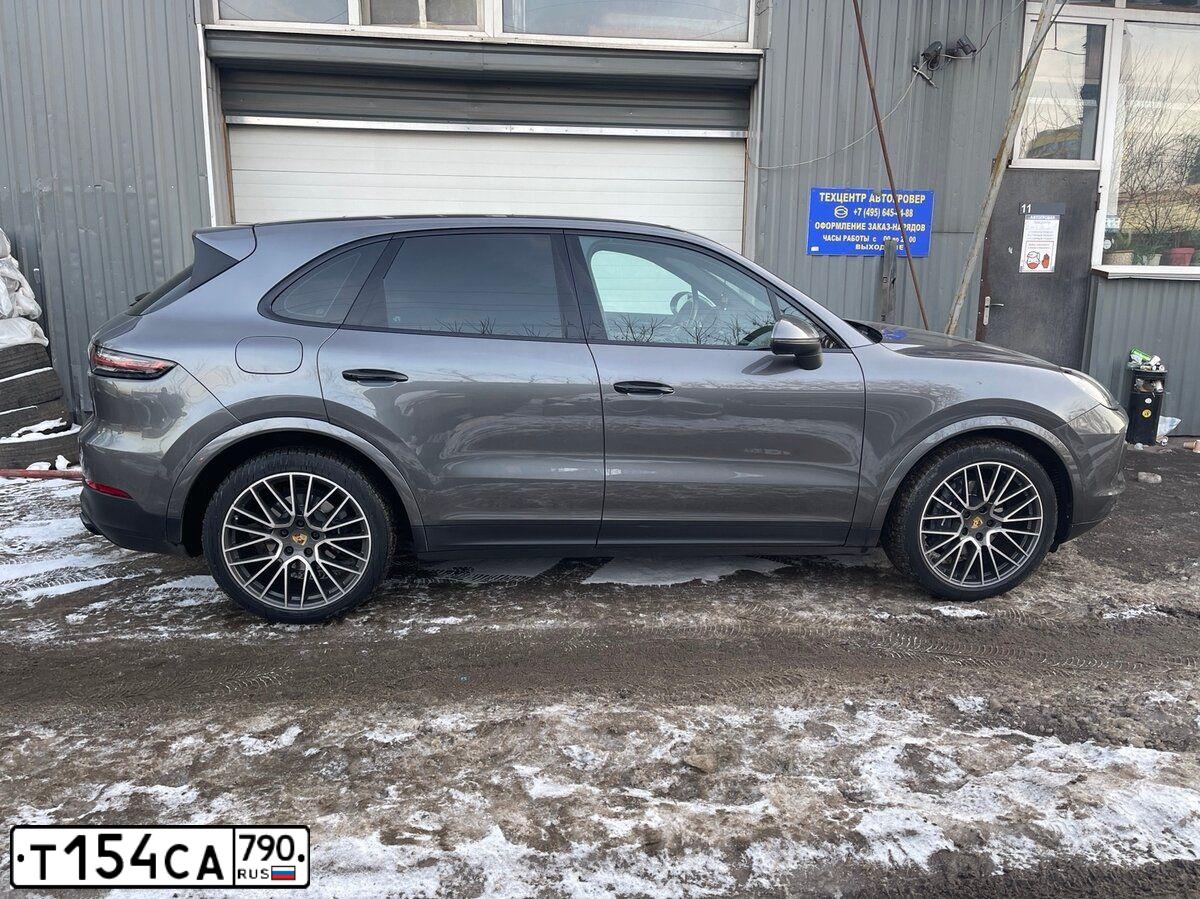 Фото автомобиля PORSCHE CAYENNE, 2018 — госномер О599ОМ98. Цвет: ФИОЛЕТОВЫЙ