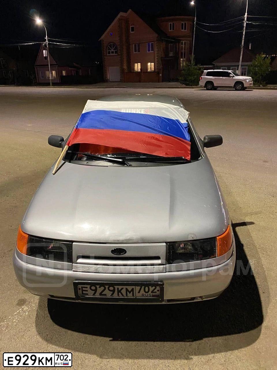 Фото автомобиля LADA 2110, 2006 — госномер Е929КМ702. Цвет: СВЕТЛО-СЕРЕБРИСТЫЙ МЕТАЛЛ