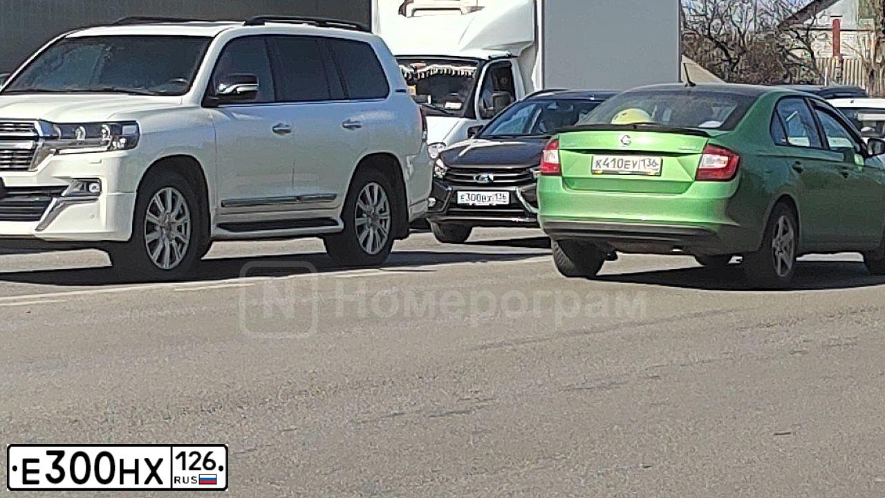 Фото автомобиля VOLKSWAGEN TIGUAN, 2019 — госномер Е300НХ126. Цвет: БЕЛЫЙ