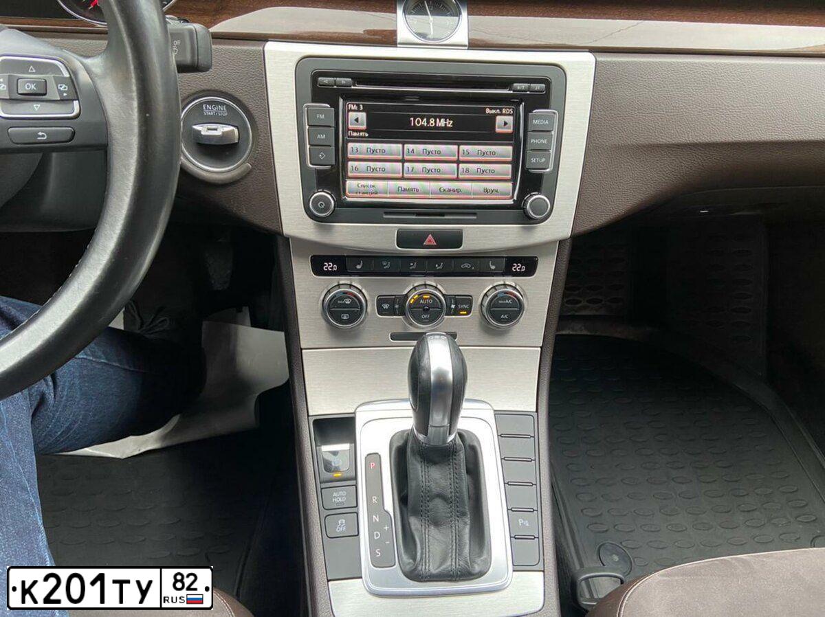 Фото автомобиля VOLKSWAGEN PASSAT, 2013 — госномер Н130АЕ185. Цвет: Коричневый