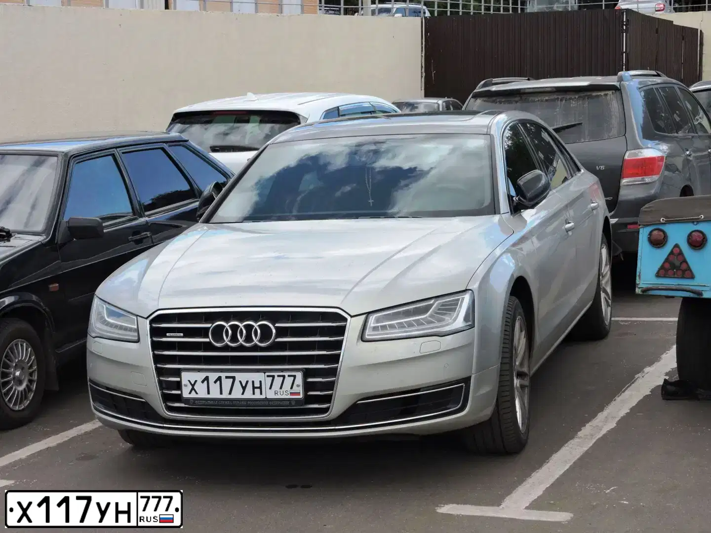 Фото автомобиля AUDI A8, 2014 — госномер М404ОМ193. Цвет: Серо-золотистый-черный
