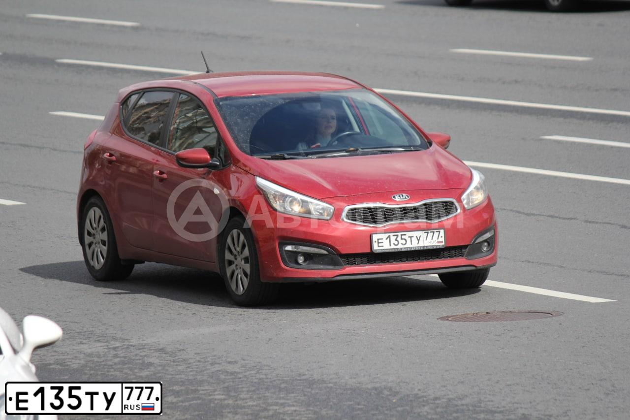 Фото автомобиля KIA CEE'D, 2016 — госномер Е135ТУ777. Цвет: Красный