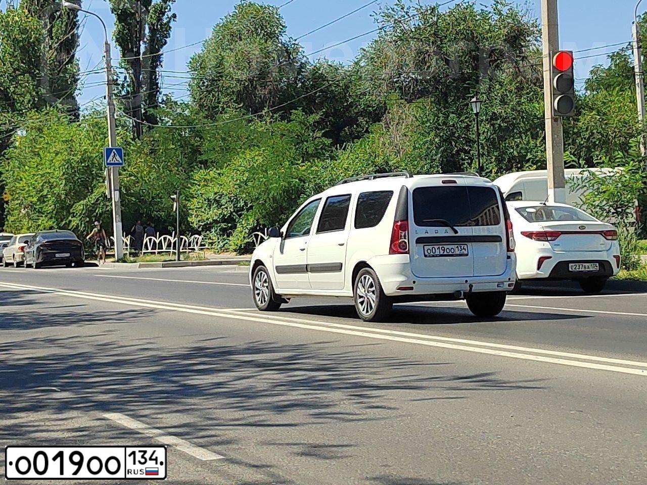 Фото автомобиля GEELY EMGRAND, 2013 — госномер О019ОО134. Цвет: СЕРЕБРО