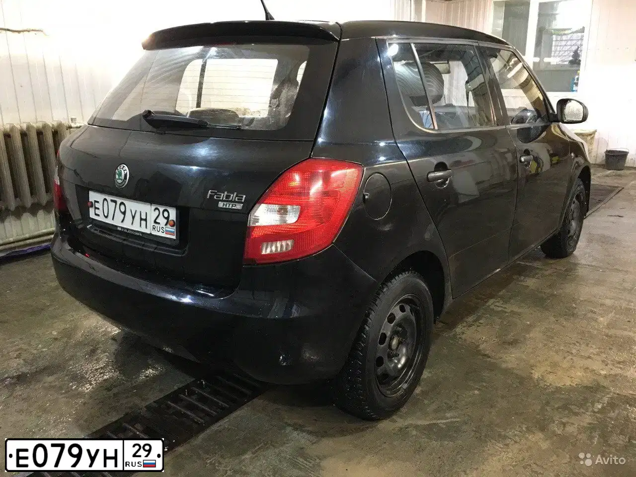 Фото автомобиля SKODA FABIA, 2007 — госномер М725РК29. Цвет: ЧЕРНЫЙ