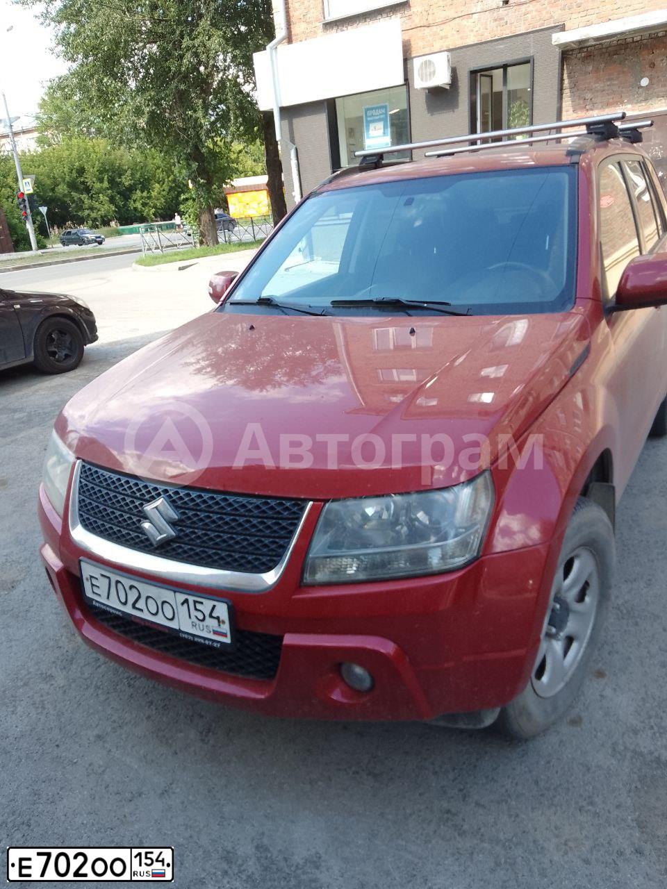 Фото автомобиля SUZUKI /GRAND/ VITARA, 2011 — госномер Е702ОО154. Цвет: КРАСНЫЙ