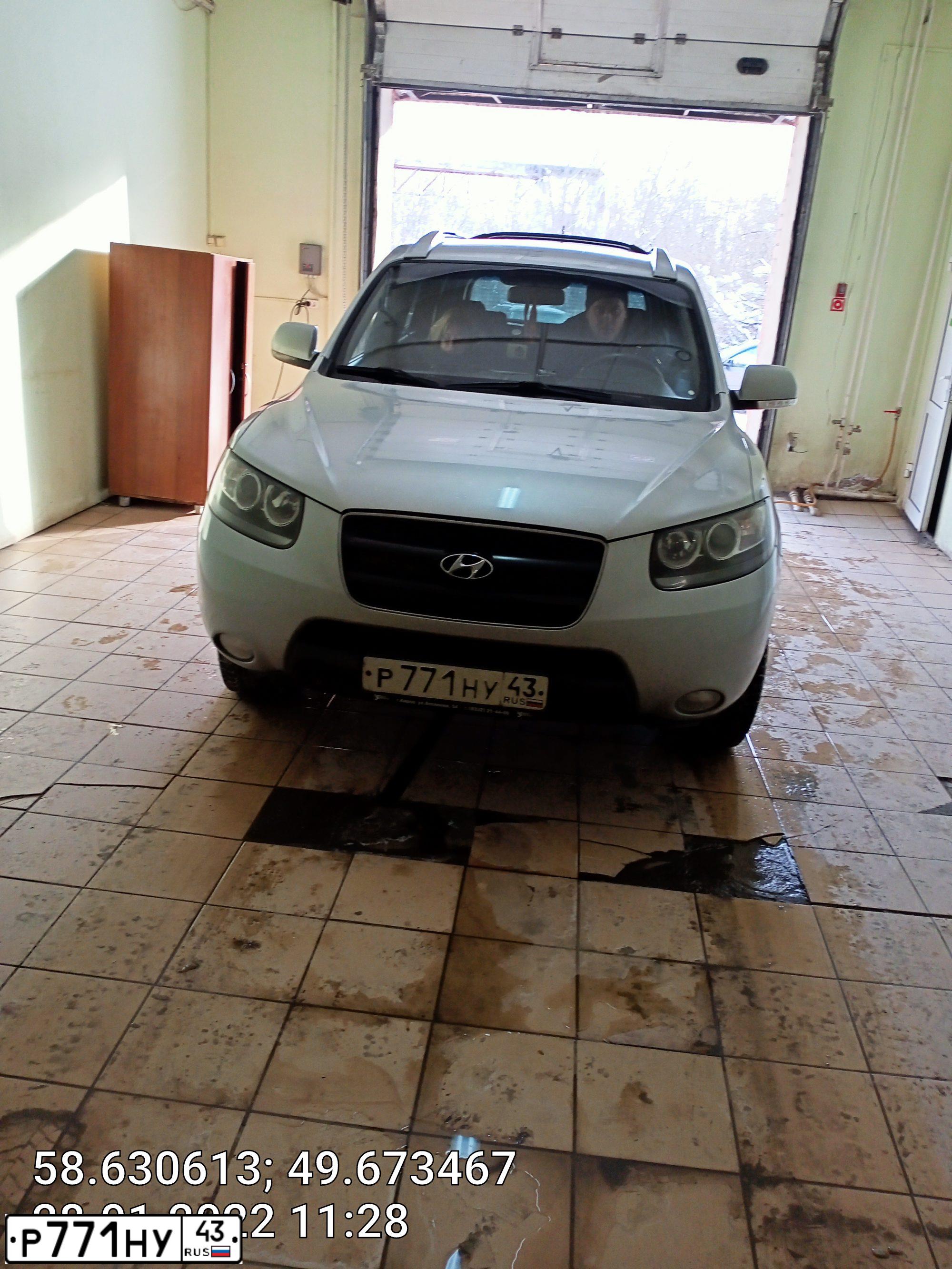 Фото автомобиля HYUNDAI SANTA FE, 2008 — госномер Р771НУ43. Цвет: СЕРЕБРИСТЫЙ