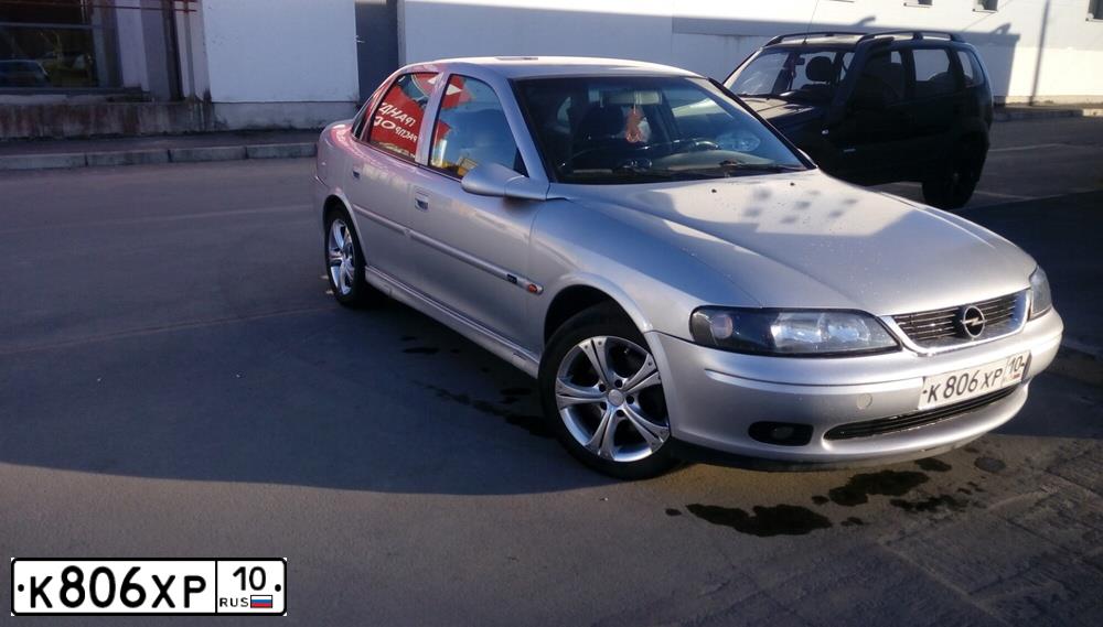Фото автомобиля OPEL VECTRA, 1999 — госномер К806ХР10. Цвет: Серебристый