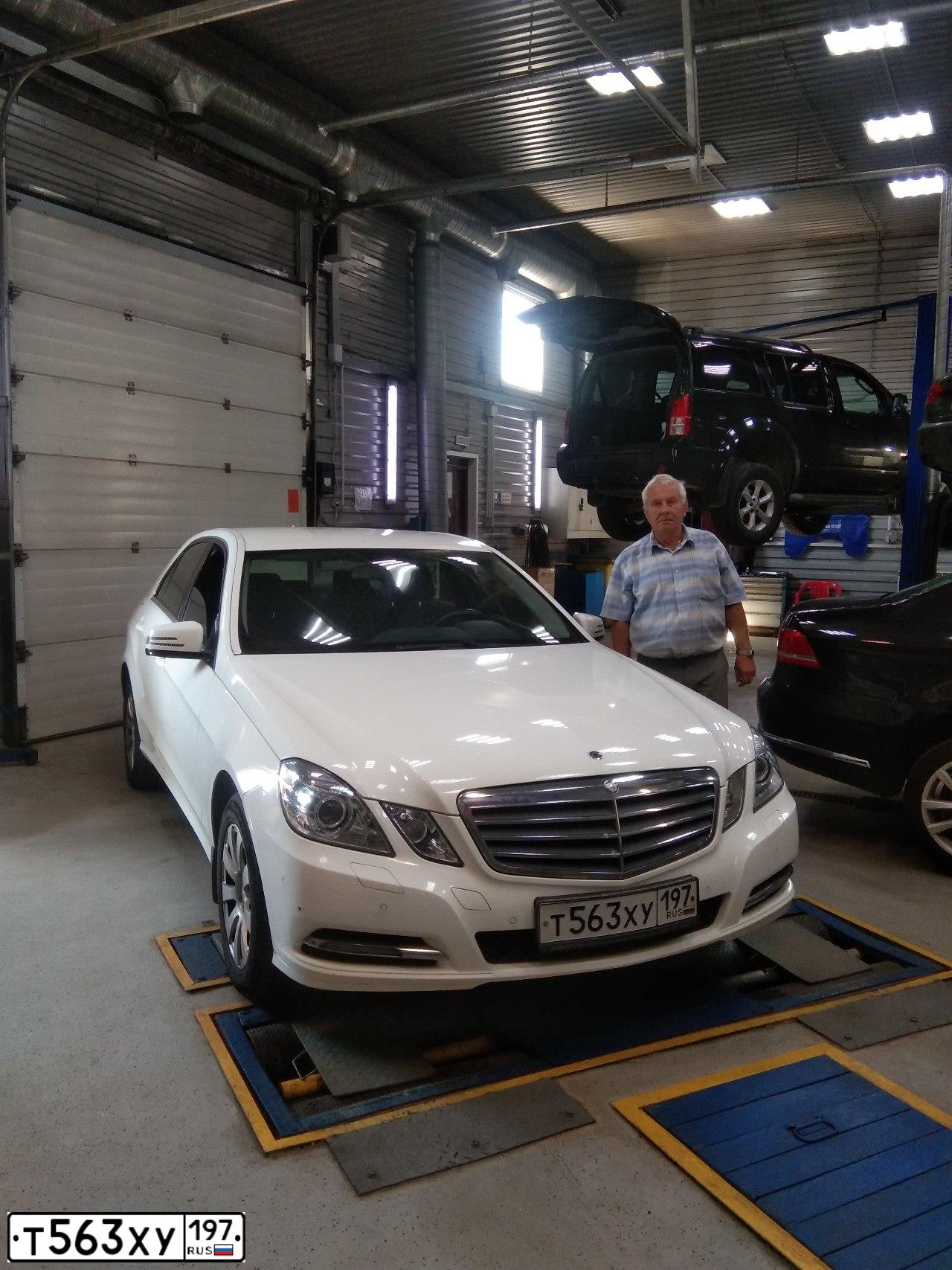 Фото автомобиля MERCEDES E-KLASSE, 2012 — госномер Т563ХУ197. Цвет: Белый