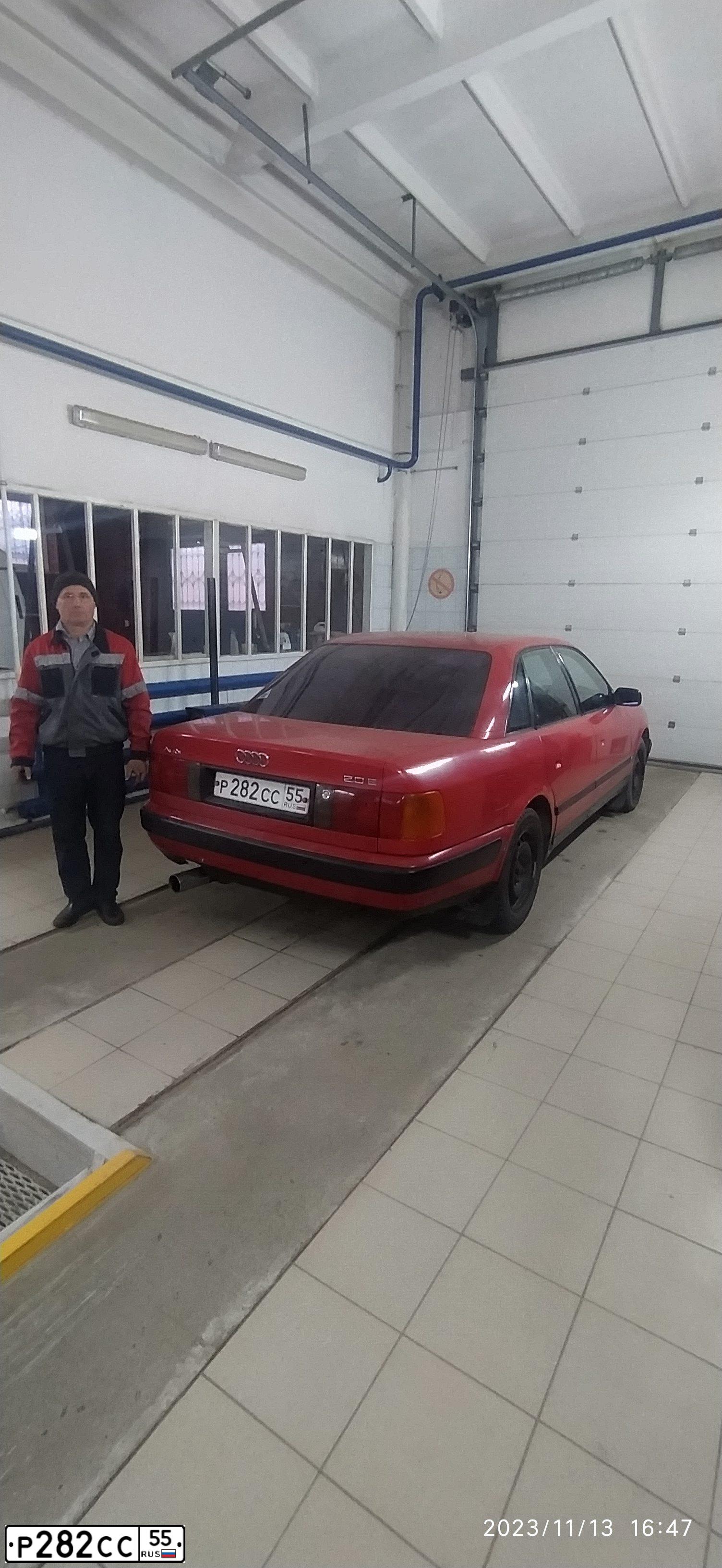 Фото автомобиля AUDI 100, 1991 — госномер А978ХР155. Цвет: КРАСНЫЙ