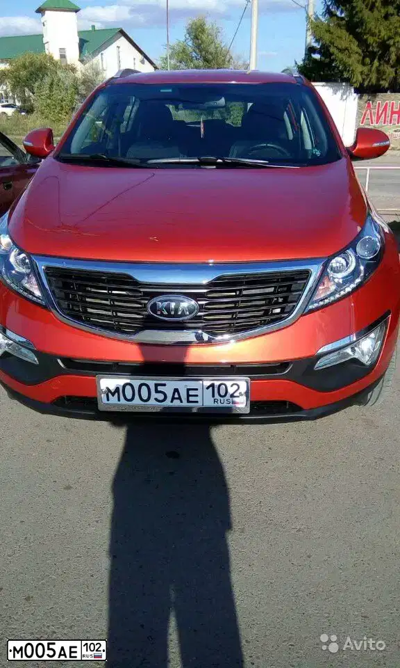 Фото автомобиля KIA SPORTAGE, 2011 — госномер М005АЕ102. Цвет: ОРАНЖЕВЫЙ