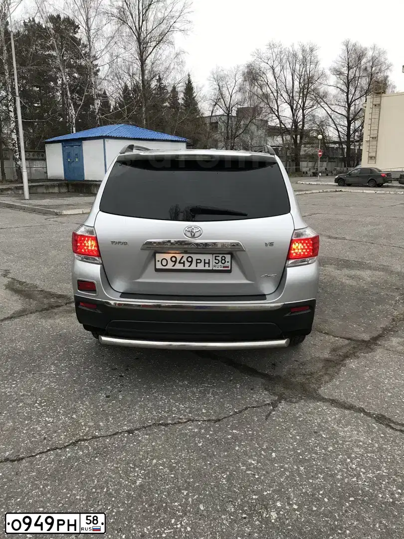 Фото автомобиля TOYOTA HIGHLANDER, 2011 — госномер У776УУ13. Цвет: Серебристый
