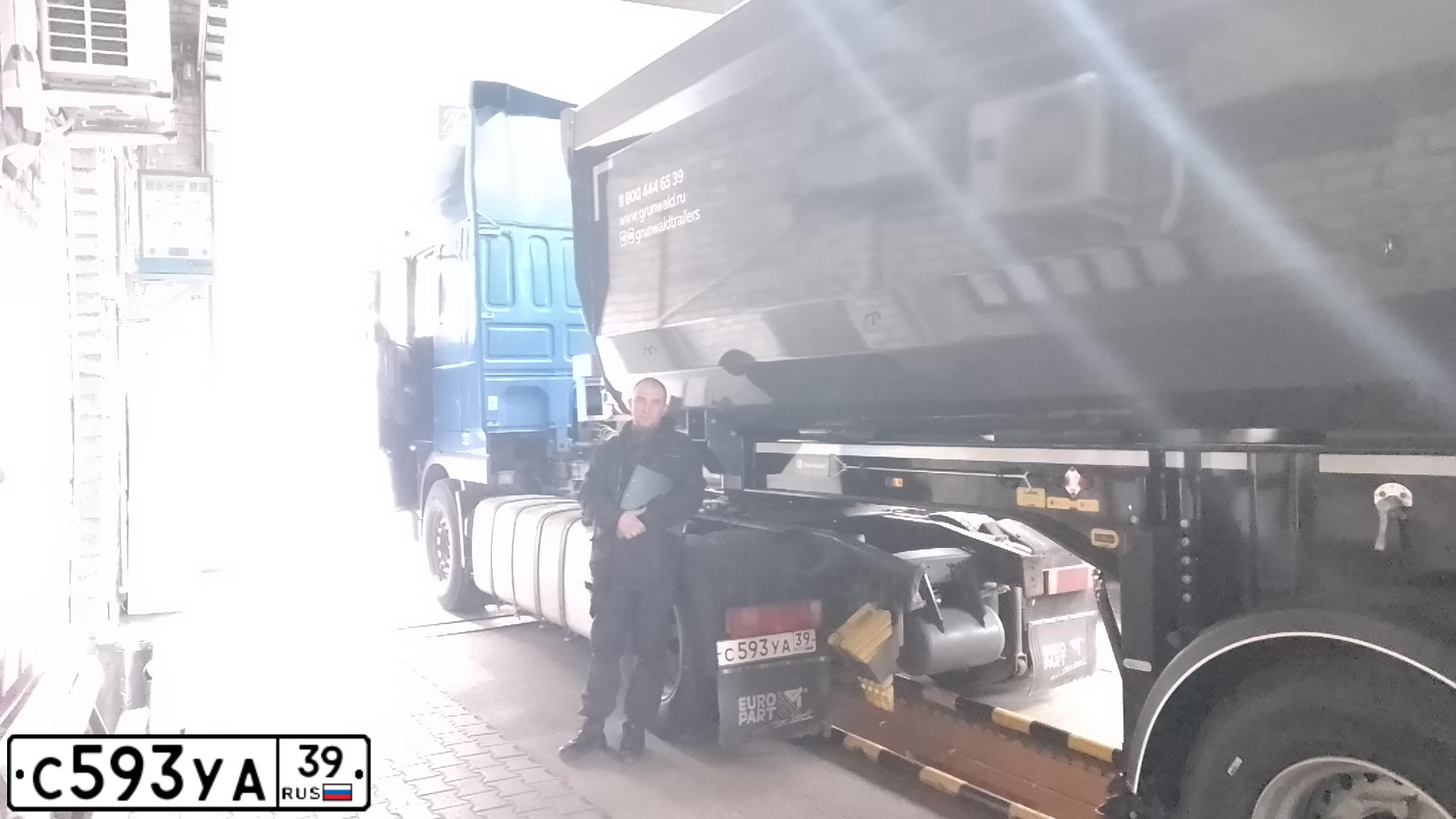 Фото автомобиля DAF F XF 105 FT 4X2, 2007 — госномер С593УА39. Цвет: СИНИЙ