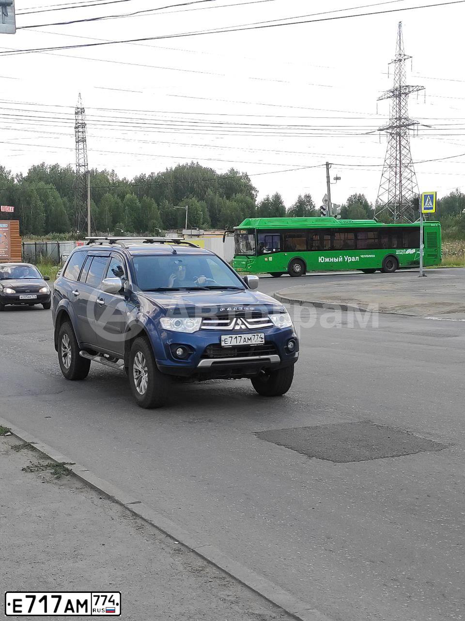 Фото автомобиля MITSUBISHI PAJERO SPORT, 2014 — госномер Е717АМ774. Цвет: синий