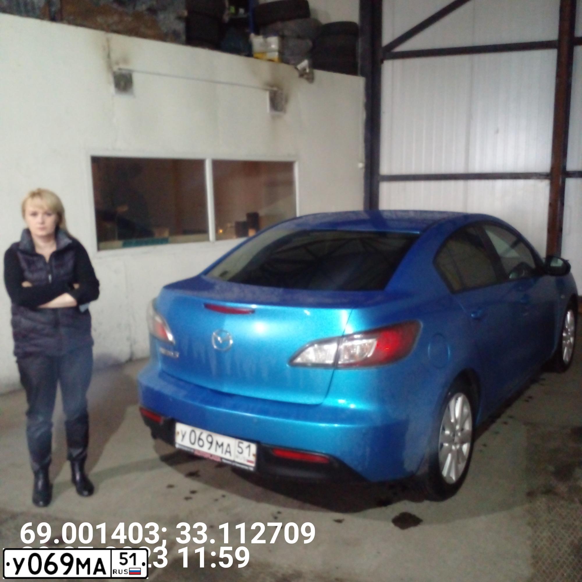 Фото автомобиля MAZDA 3, 2011 — госномер Е852НО51. Цвет: голубой