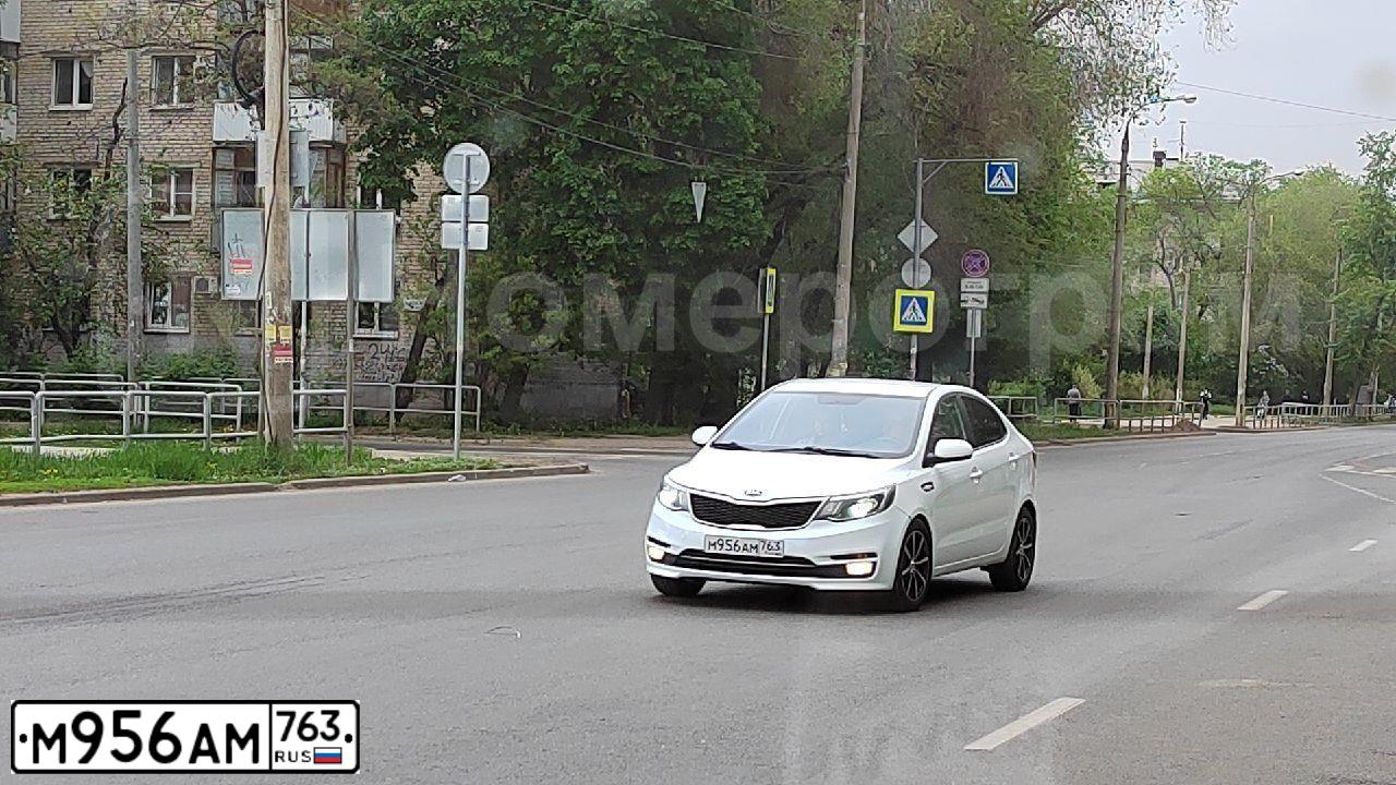 Фото автомобиля KIA RIO, 2016 — госномер М956АМ763. Цвет: Белый