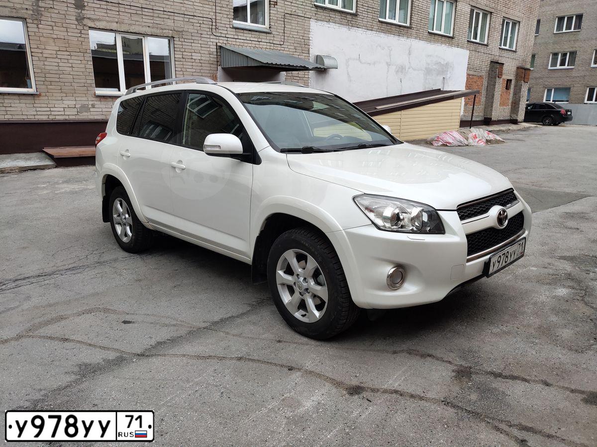 Фото автомобиля TOYOTA  RAV 4, 2012 — госномер Е212ХТ18. Цвет: Белый