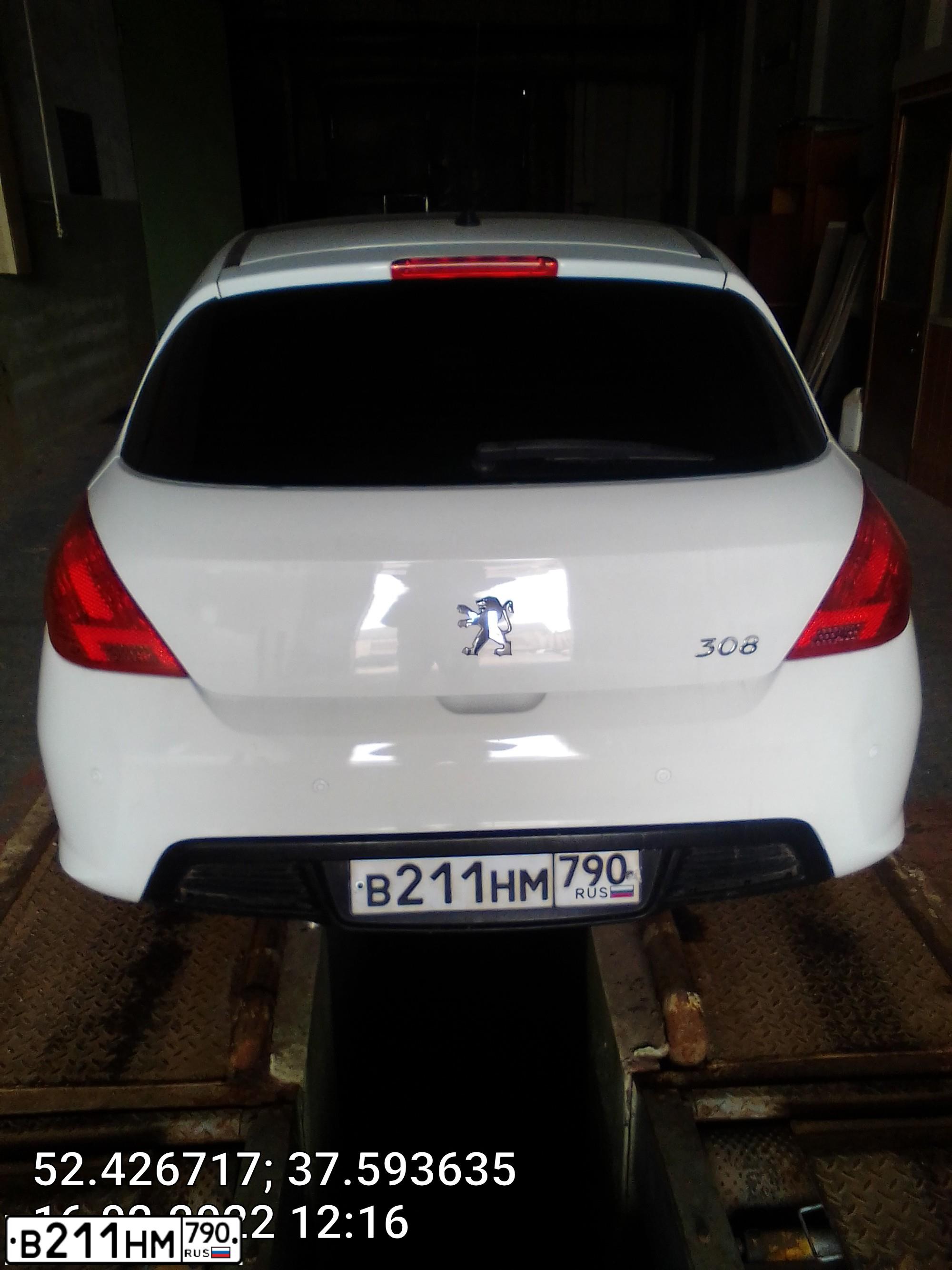 Фото автомобиля PEUGEOT 308, 2010 — госномер К444УУ199. Цвет: Белый