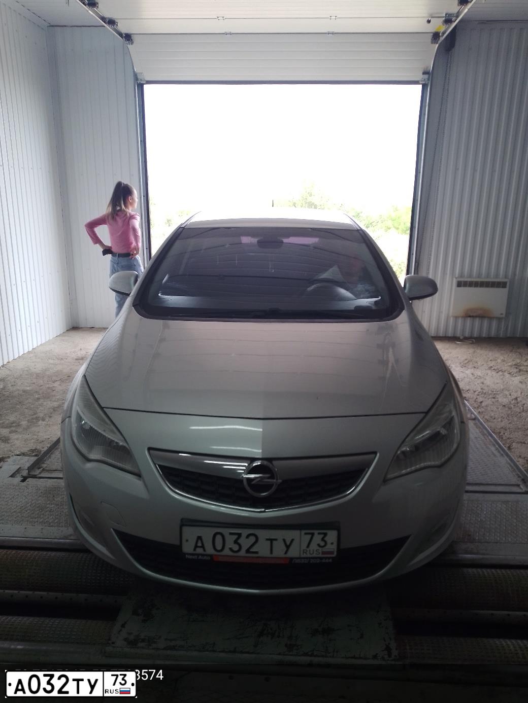 Фото автомобиля OPEL ASTRA, 2012 — госномер А032ТУ73. Цвет: Серебристый