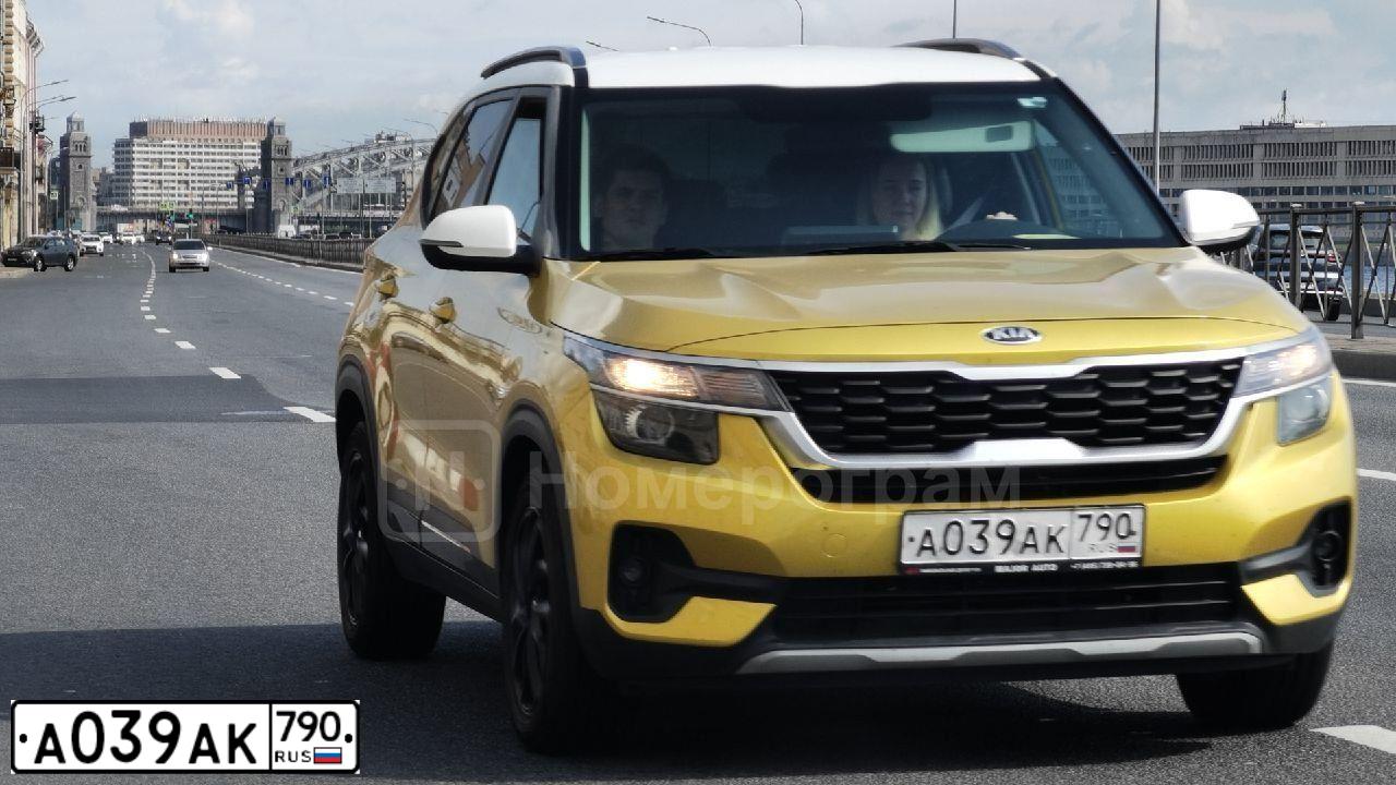 Фото автомобиля KIA SELTOS, 2020 — госномер А039АК790. Цвет: ЖЕЛТЫЙ