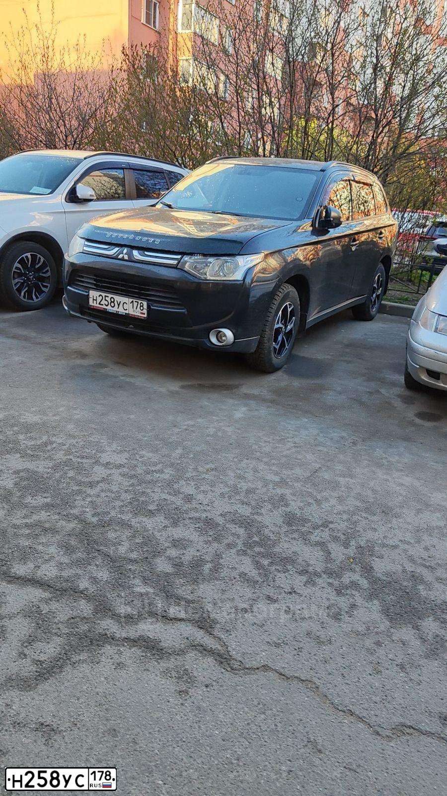 Фото автомобиля MITSUBISHI OUTLANDER, 2012 — госномер Н258УС178. Цвет: ЧЕРНЫЙ
