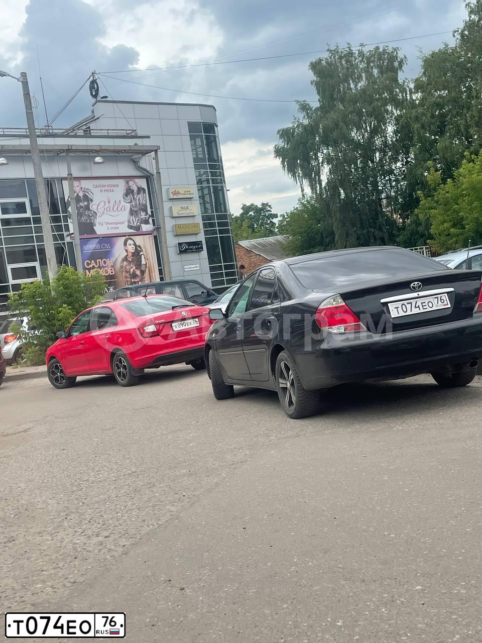 Фото автомобиля TOYOTA CAMRY, 2004 — госномер Т074ЕО76. Цвет: ЧЕРНЫЙ