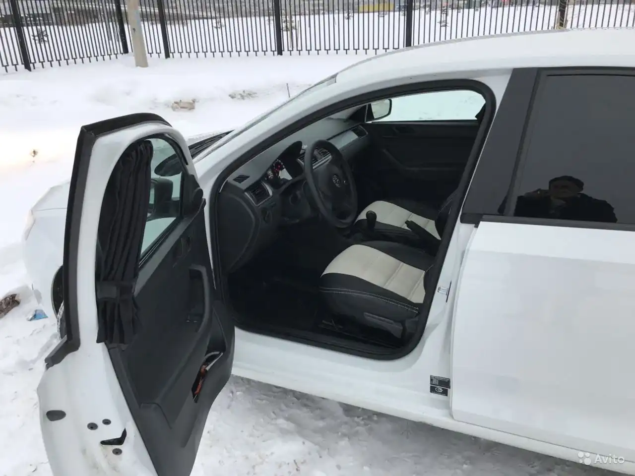 Фото автомобиля SKODA RAPID, 2014 — госномер Е240РА35. Цвет: Белый