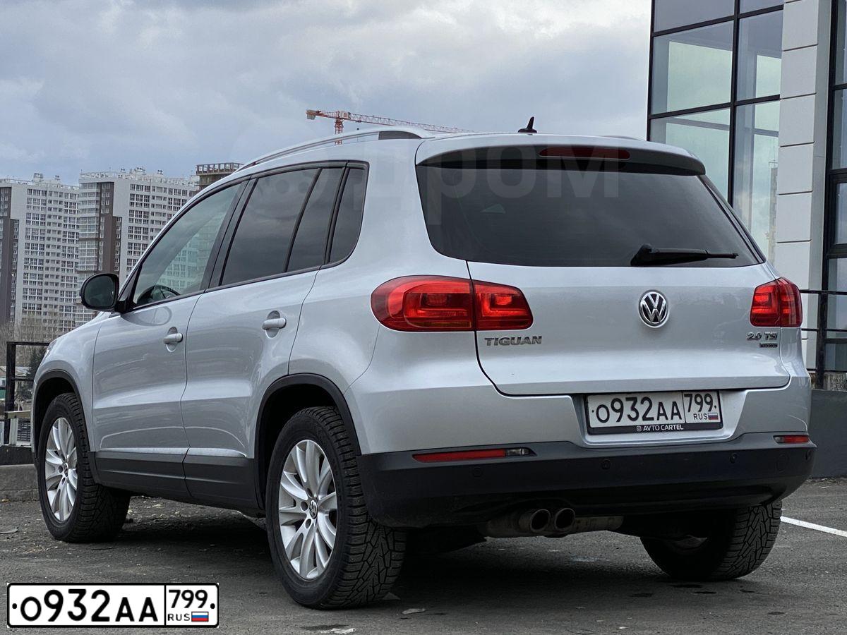 Фото автомобиля VOLKSWAGEN TIGUAN, 2011 — госномер О932АА799. Цвет: СЕРЕБРИСТЫЙ