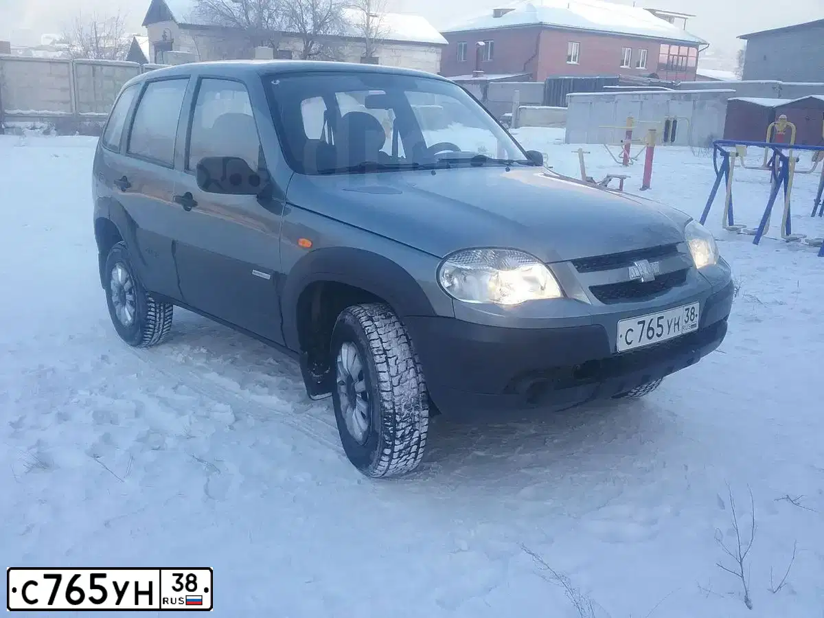 Фото автомобиля CHEVROLET NIVA, 2011 — госномер С765УН38. Цвет: ТЕМНО-СЕРЫЙ