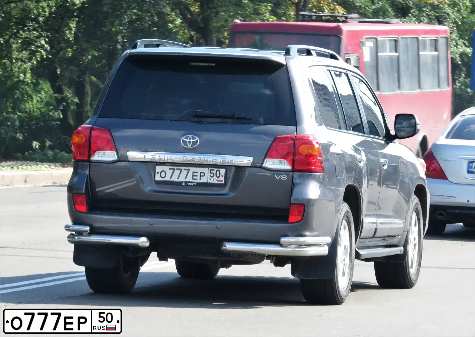 Фото автомобиля TOYOTA LANDCRUISER 200, 2015 — госномер О777ЕР50. Цвет: Белый
