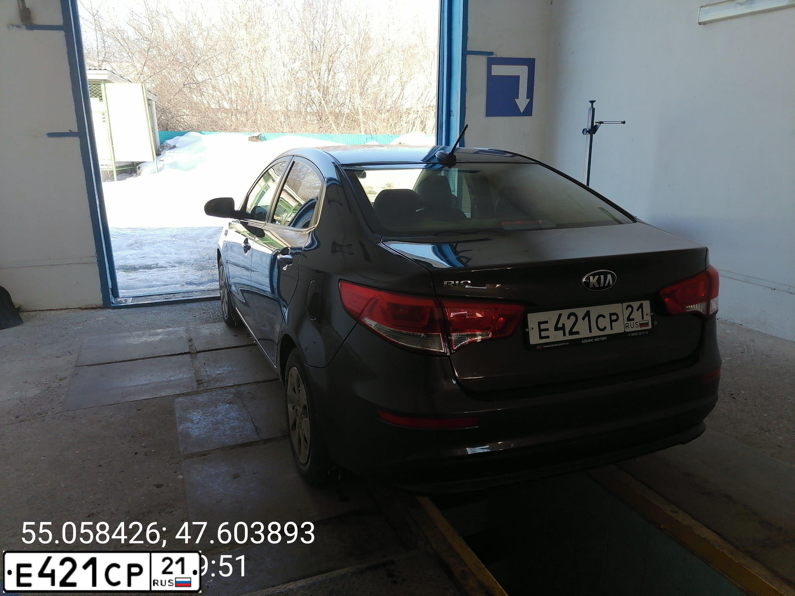 Фото автомобиля KIA RIO, 2017 — госномер Е421СР21. Цвет: КОРИЧНЕВЫЙ
