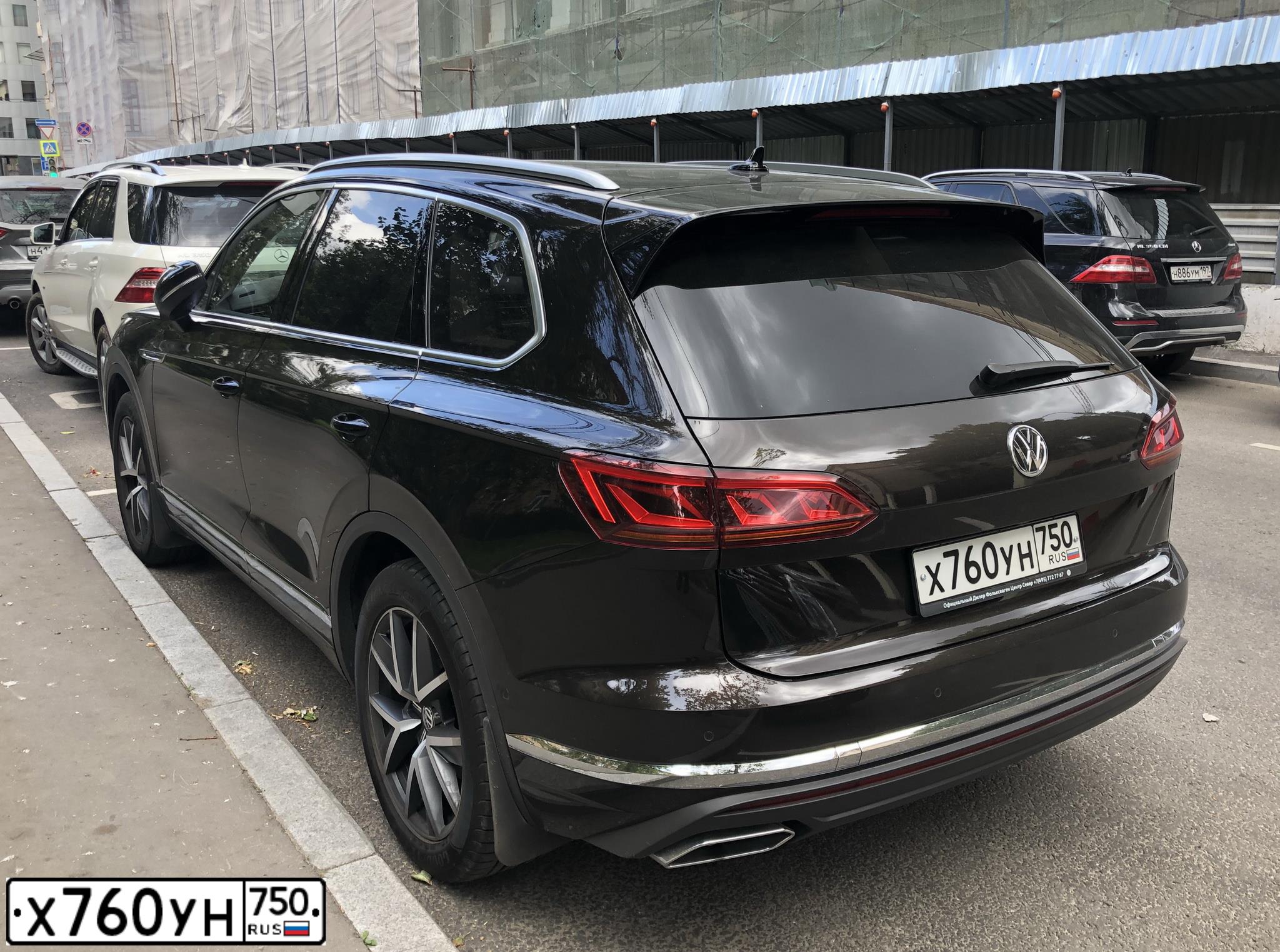 Фото автомобиля VOLKSWAGEN TOUAREG, 2019 — госномер О365ЕМ797. Цвет: Коричневый
