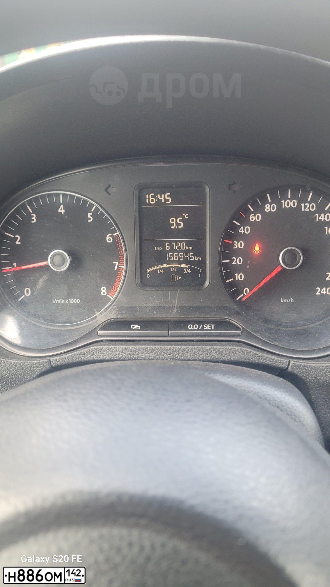 Фото автомобиля VOLKSWAGEN POLO, 2010 — госномер Н886ОМ142. Цвет: ТЕМНО-СЕРЫЙ