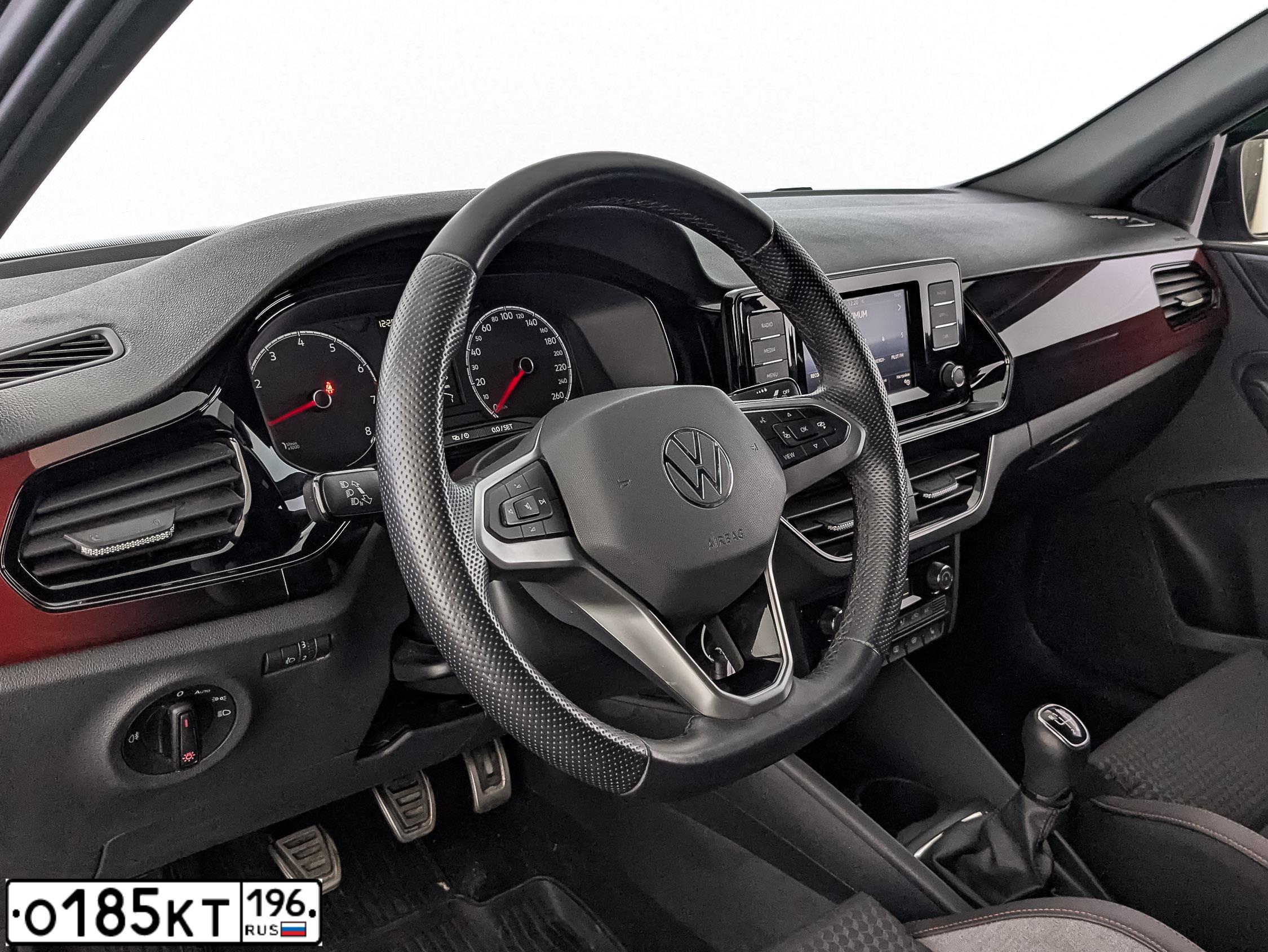 Фото автомобиля VOLKSWAGEN ФОЛЬКСВАГЕН ПОЛО, 2021 — госномер О185КТ196. Цвет: черный