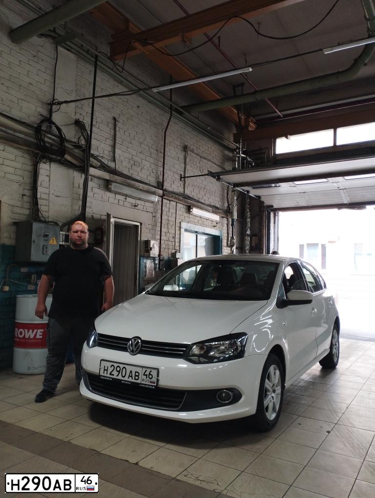 Фото автомобиля VOLKSWAGEN POLO, 2013 — госномер В954ВХ977. Цвет: Белый