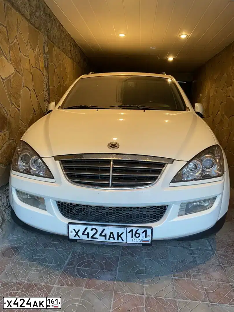 Фото автомобиля SSANGYONG KYRON, 2011 — госномер Х424АК161. Цвет: Белый