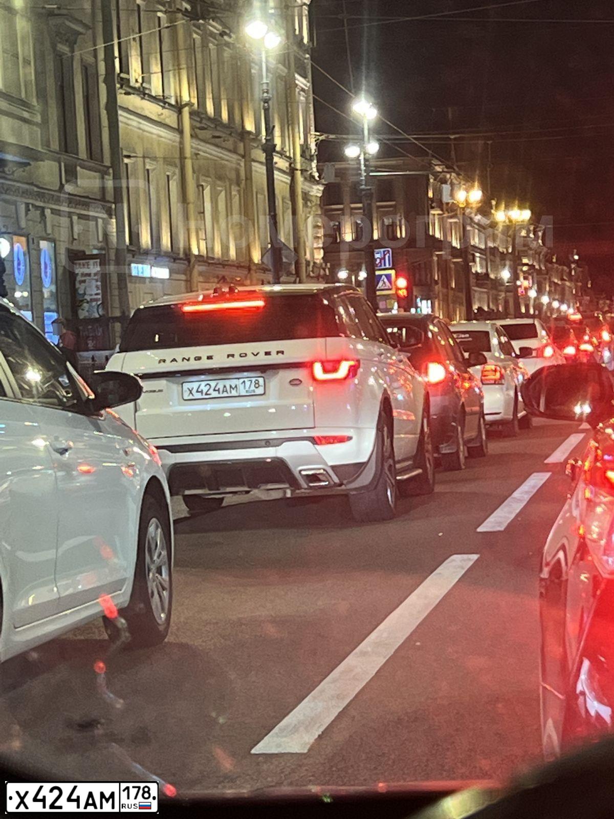 Фото автомобиля LANDROVER RANGE ROVER EVOQUE, 2017 — госномер Х424АМ178. Цвет: БЕЛЫЙ