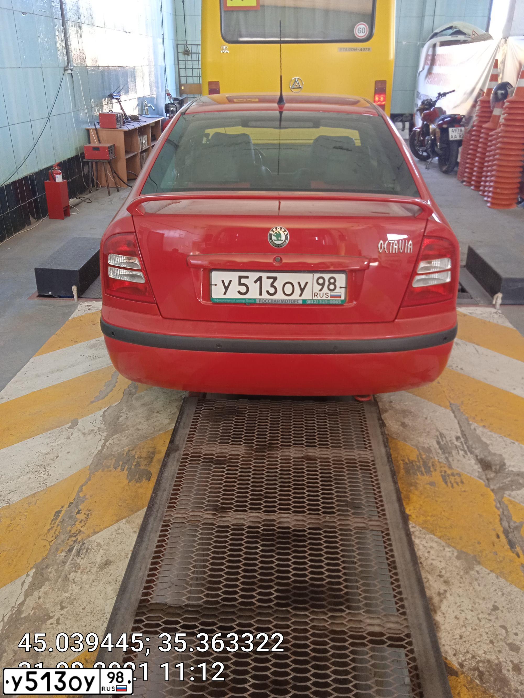 Фото автомобиля SKODA OCTAVIA, 2008 — госномер А130КН180. Цвет: Красный