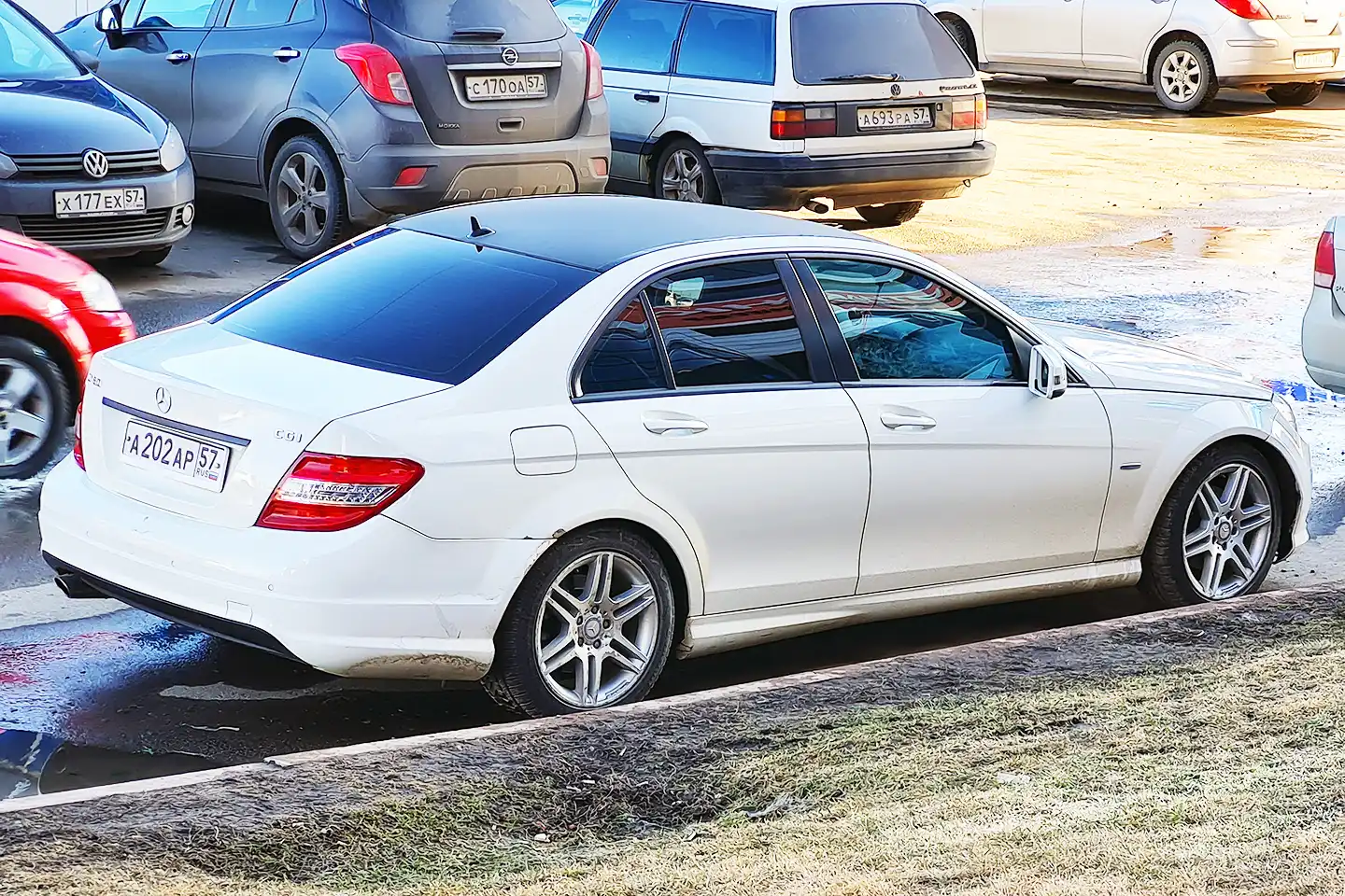 Фото автомобиля MERCEDES-BENZ C180, 2010 — госномер Х114ХТ31. Цвет: Белый